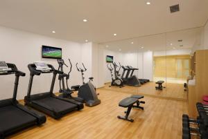 een fitnessruimte met loopbanden en hometrainers in een kamer bij Holiday Inn Express Pune Pimpri, an IHG Hotel in Pune