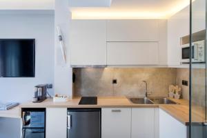 A kitchen or kitchenette at ATHENS PHOS Brand New Loft in Historical Athens Historical Center