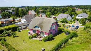 eine Luftansicht eines Hauses auf einem grünen Feld in der Unterkunft Ferienhaus Iris in Zempin