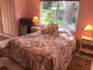 1 dormitorio con cama y ventana en Beautiful Quiet Studio!!, en Sarasota