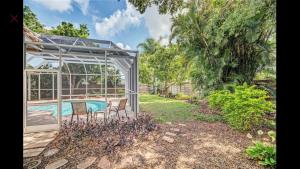 um quintal com uma piscina e uma pérgola em Beautiful Quiet Studio!! em Sarasota