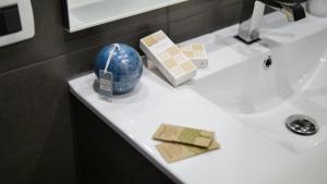 un lavabo con un jarrón azul en la encimera en Home Suites Giolitti, en Roma 46 fotos más