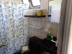 格雷西亚blanc haus的配有马桶、水槽和镜子的浴室