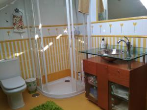 Gambar di galeri bagi Alojamientos Marte habitacion con baño di Torrelavega