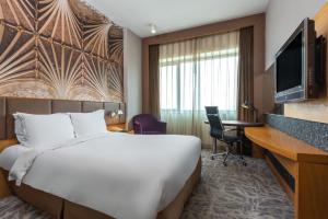 a hotel room with a bed and a desk at LeafIN Hotel Beijing Wangjing SOHO in Beijing