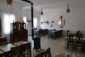 ein Esszimmer mit Tischen und Stühlen sowie einem Kamin in der Unterkunft Lasinthos Eco Park in Agios Georgios + 59 Fotos