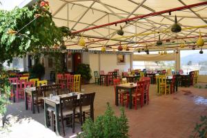 ein Restaurant mit Tischen und Stühlen unter einem Zelt in der Unterkunft Lasinthos Eco Park in Agios Georgios