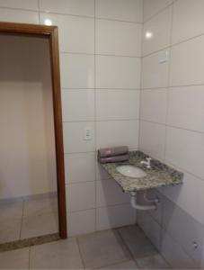 a bathroom with a sink and a counter at Casa botucatu in Botucatu