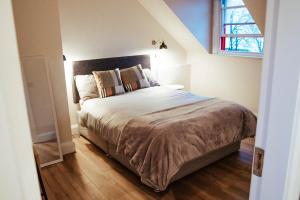 Ένα ή περισσότερα κρεβάτια σε δωμάτιο στο Garrykennedy Harbour View Apartment