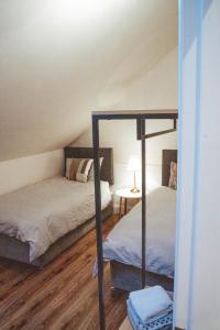 Cama o camas de una habitación en Garrykennedy Harbour View Apartment