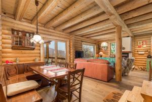 Televízia a/alebo spoločenská miestnosť v ubytovaní Mountain family home Nola Ivano