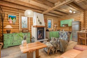 uma cozinha e sala de estar num chalé de madeira em Mountain family home Nola Ivano em Delnice