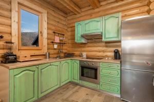 Kuchyňa alebo kuchynka v ubytovaní Mountain family home Nola Ivano