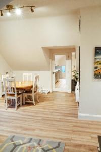 - une salle à manger et un salon avec une table et des chaises dans l'établissement Garrykennedy Harbour View Apartment, à Nenagh