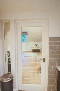 uma porta que dá para um quarto com uma sala de estar em Garrykennedy Harbour View Apartment em Nenagh