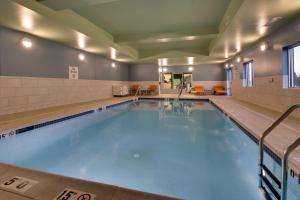 uma grande piscina interior com água azul em Holiday Inn Express & Suites Lancaster East - Strasburg, an IHG Hotel em Strasburg