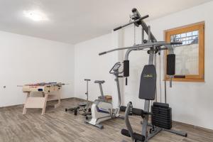 Posilňovňa alebo fitness centrum v ubytovaní Mountain family home Nola Ivano