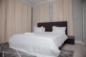Ліжко або ліжка в номері The Avery Apartments, Dzorwulu
