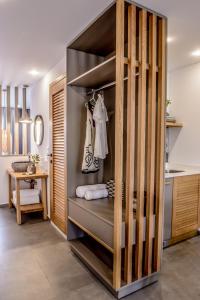 Posteľ alebo postele v izbe v ubytovaní Laia Seafront Luxury Apartments