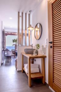 Kylpyhuone majoituspaikassa Laia Seafront Luxury Apartments