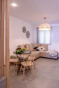 Posedenie v ubytovaní Laia Seafront Luxury Apartments