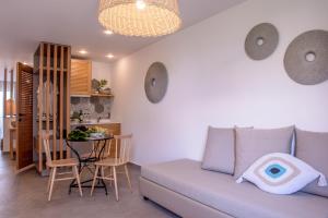 Posedenie v ubytovaní Laia Seafront Luxury Apartments