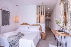 Posteľ alebo postele v izbe v ubytovaní Laia Seafront Luxury Apartments