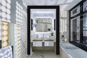 Un baño de Casa de Triana Luxury Suites by Casa del Poeta