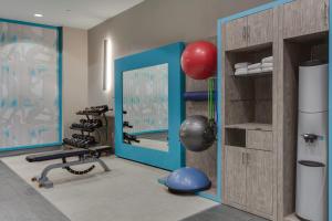 The fitness centre and/or fitness facilities at Crowne Plaza Hotel & Resorts Fort Lauderdale Airport/ Cruise, an IHG Hotel