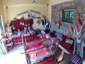 ein Wohnzimmer mit Sofa, Tisch und Stühlen in der Unterkunft Lasinthos Eco Park in Agios Georgios