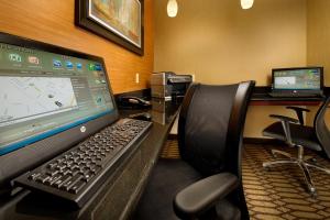 une cabine de bureau avec un moniteur d'ordinateur et un clavier dans l'établissement Holiday Inn Express & Suites by IHG Chambersburg, an IHG Hotel, à Chambersburg