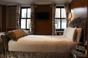 Postel nebo postele na pokoji v ubytování Cheshire Hotel Central London