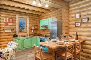 Kuchyňa alebo kuchynka v ubytovaní Mountain family home Nola Ivano