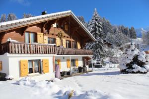 ein Haus mit Schnee auf dem Boden davor in der Unterkunft Chalet Le Slalom in Arveyes
