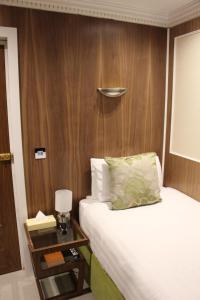 Postel nebo postele na pokoji v ubytování Cheshire Hotel Central London