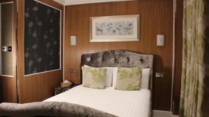 Postel nebo postele na pokoji v ubytování Cheshire Hotel Central London