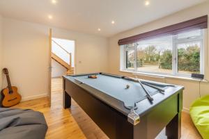 uma sala de estar com uma mesa de bilhar em Highcroft em Wadebridge