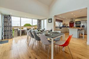 uma cozinha e sala de jantar com mesa e cadeiras em Highcroft em Wadebridge