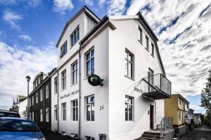 un edificio bianco sul lato di una strada di Guesthouse Aurora a Reykjavik
