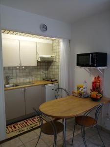 Кухня или мини-кухня в Le Yanis
