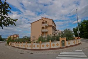 una casa al lado de una carretera con una valla en Villa Veli Vrh en Pula