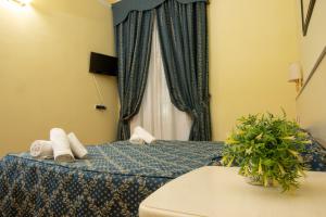 pokój hotelowy z łóżkiem i oknem w obiekcie Annette B&B w Rzymie