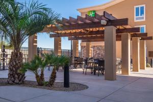 En balkong eller terrasse på Candlewood Suites Sierra Vista, an IHG Hotel