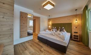 Rúm í herbergi á Hotel Hubertushof