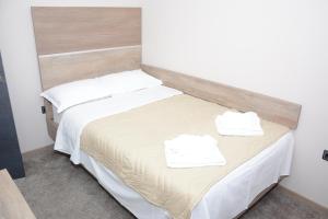 Postel nebo postele na pokoji v ubytování Hotel Intergaj Bijeljina