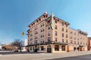 un edificio en la esquina de una calle con un semáforo en The Plaza Hotel Downtown a Trademark Collection by Wyndham en Kamloops