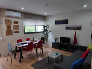 sala de estar con mesa y sillas en Magic Escape Apartments, en Vila Nova de Gaia
