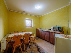 O bucătărie sau chicinetă la Dom Wypoczynkowy u Gałów