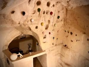 una parete da arrampicata con diverse palle colorate sopra. di Casa Masiello La casa tipica dei Sassi di Matera a Matera