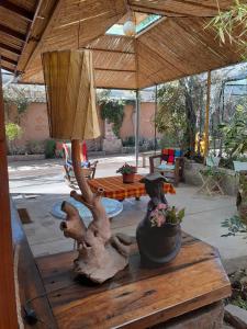 a table with a lamp on top of it at Hostal Apuwara in Combarbalá